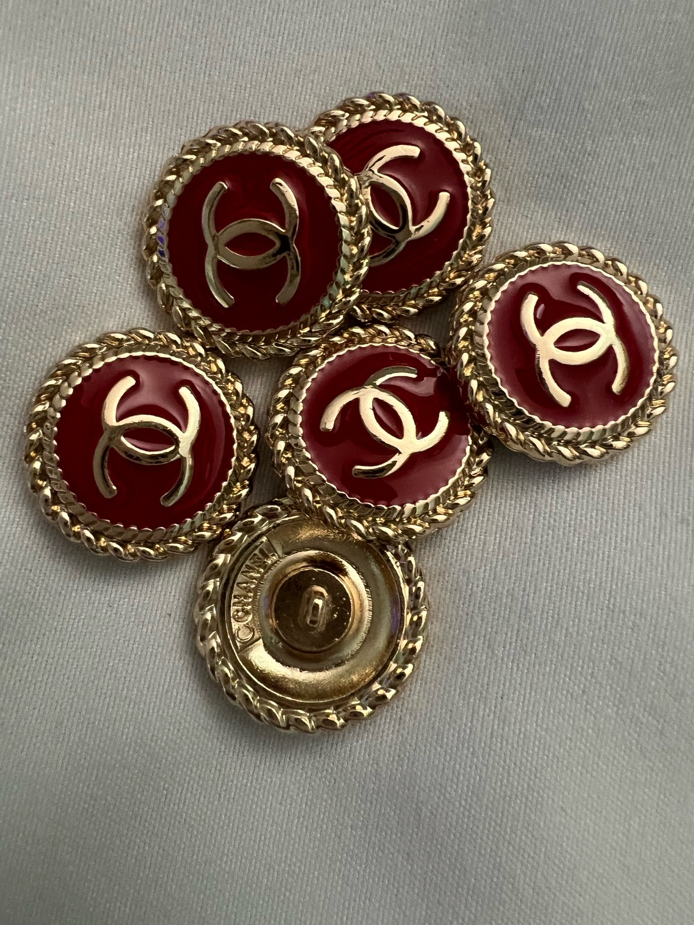 Set of 6-19mm/IconLogo Red enamel/Gold-tone alloy/Stamp/Shank-back buttons